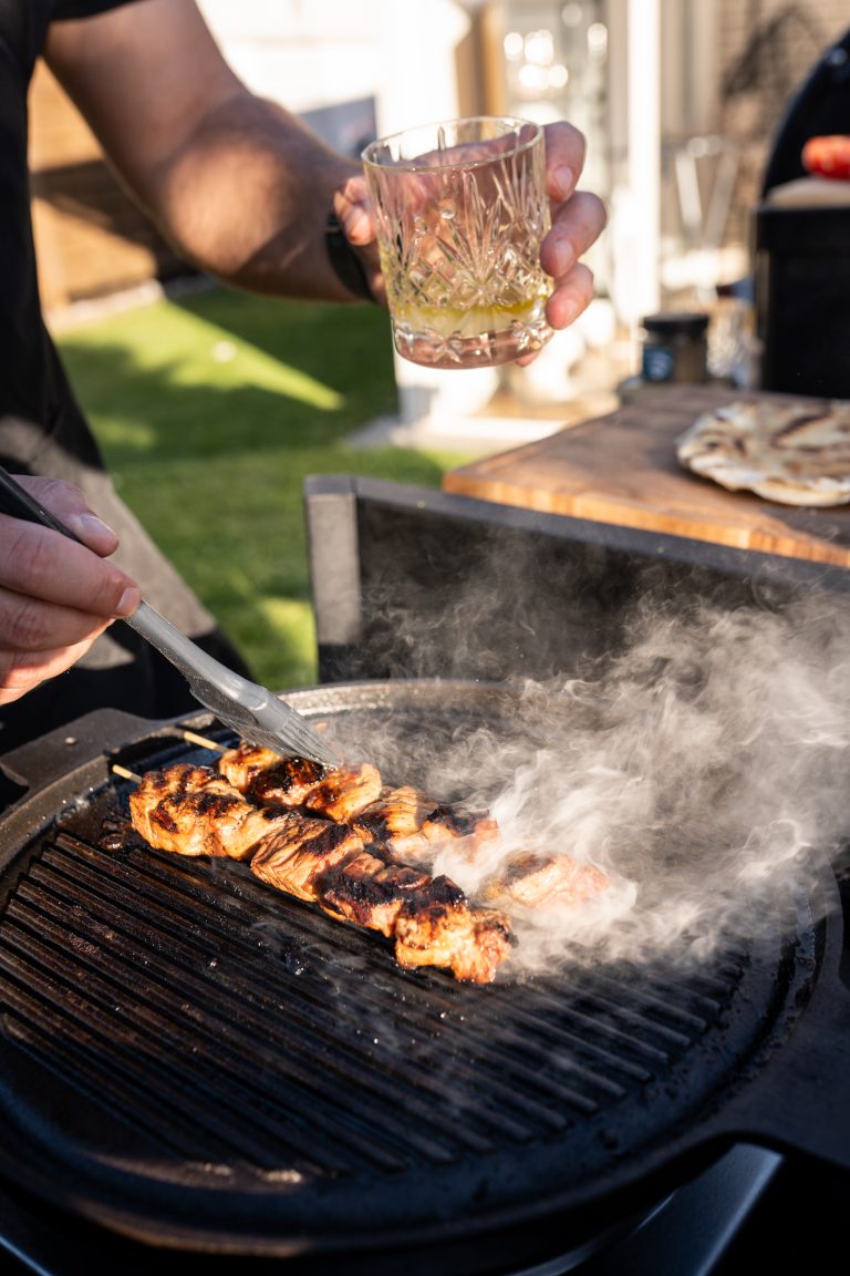 Souvlaki von der Grillplatte – BBQ mit Freunden