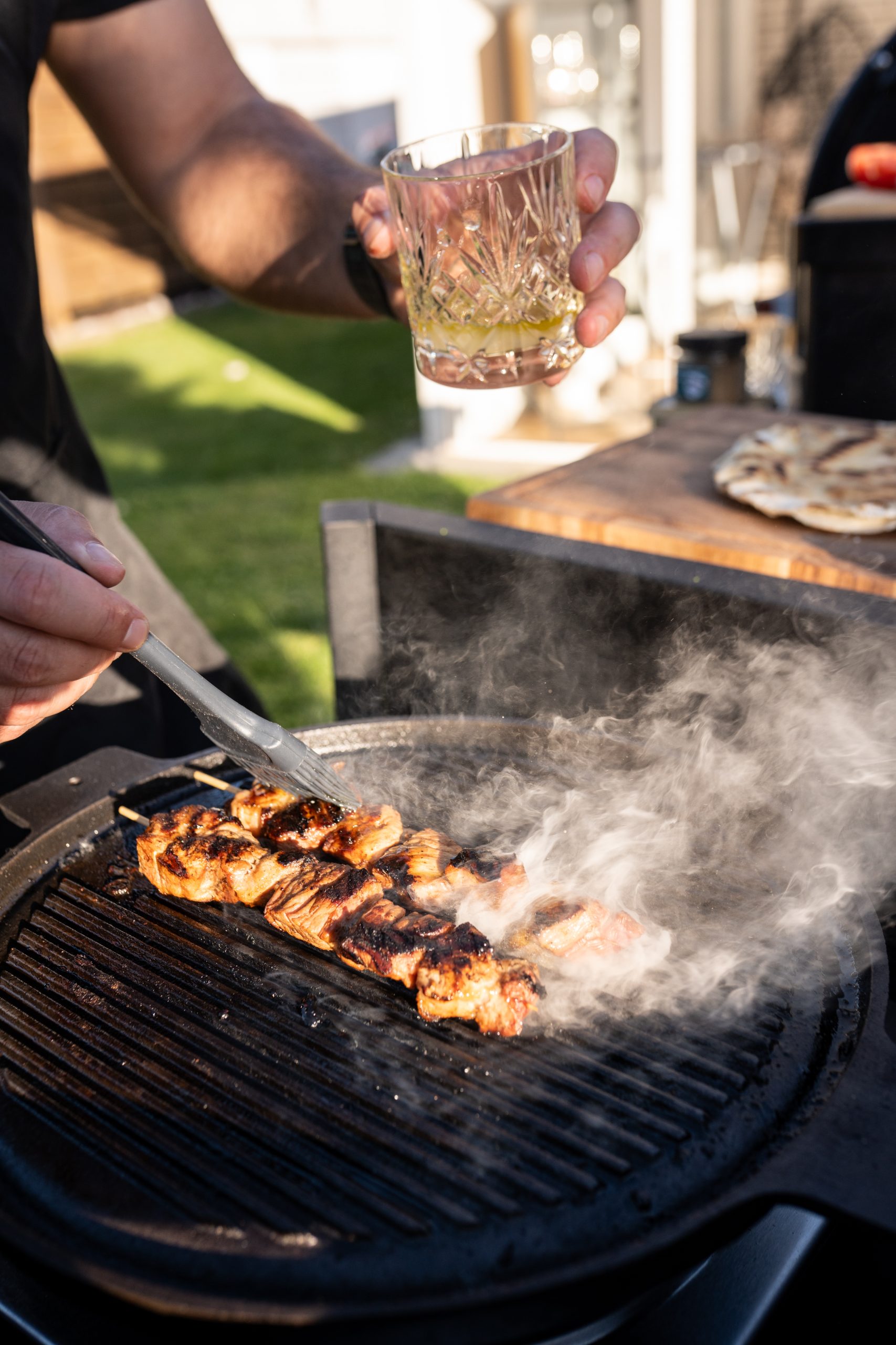 Souvlaki von der Grillplatte – BBQ mit Freunden