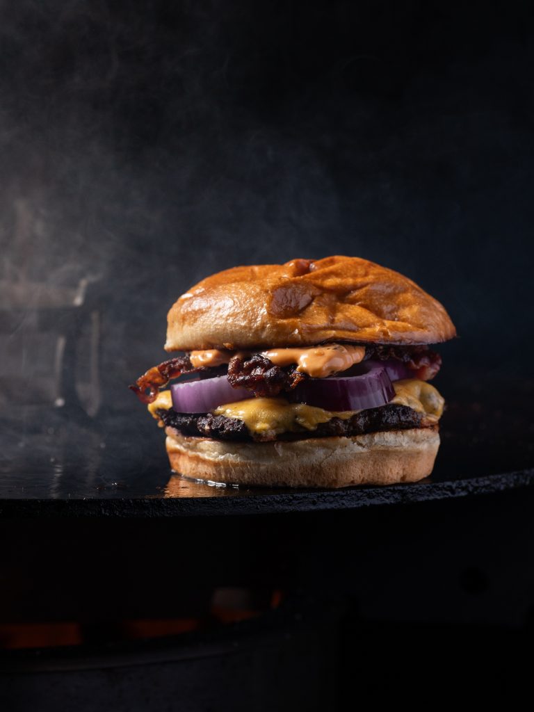 Burger von der Feuerplatte – saftig, knusprig und voller Geschmack