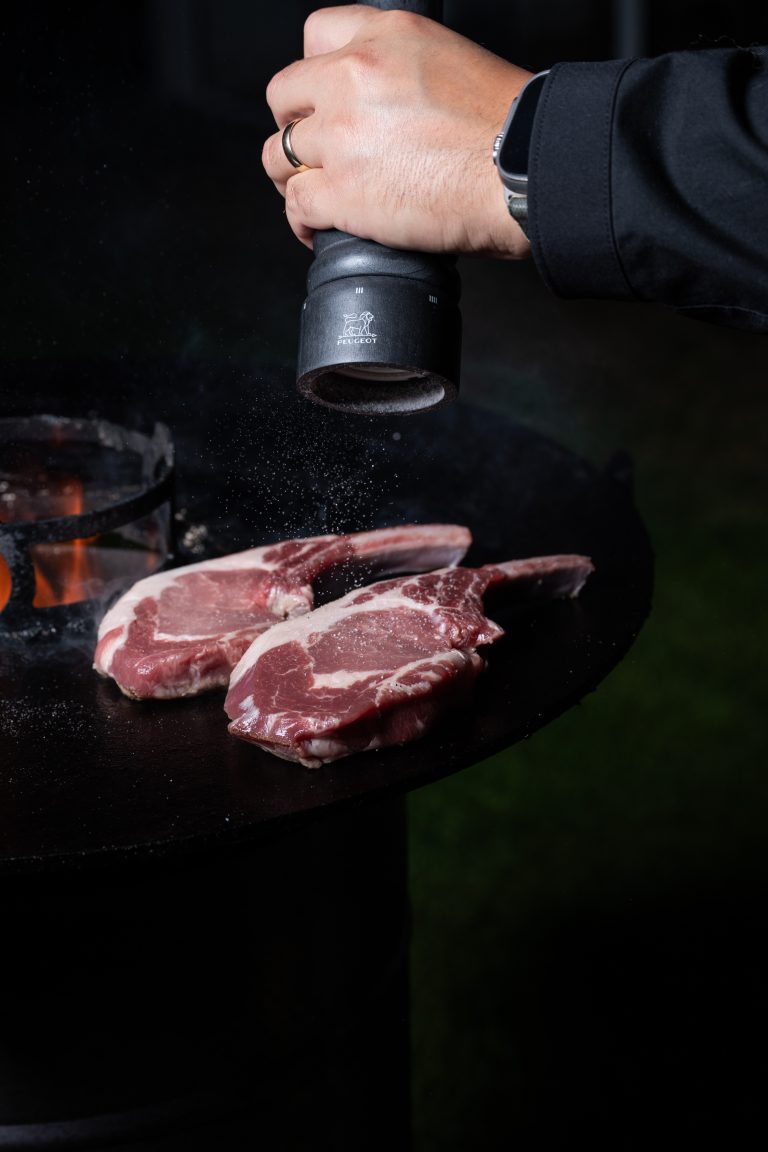 Ibérico French Rack mit Parmesan-Drillingen und Speckbohnen